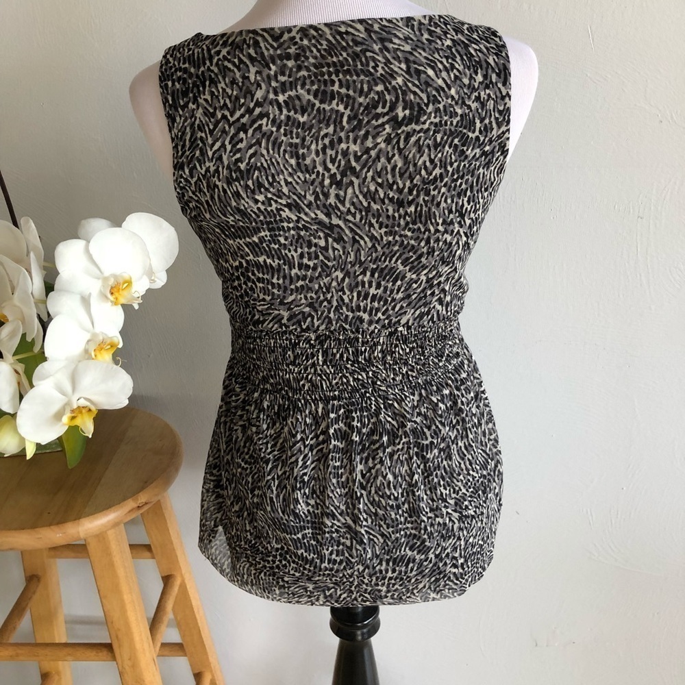 💜 Michael Kors mesh v-neck black and gray printed blouse 💜 - Picture 3 of 4